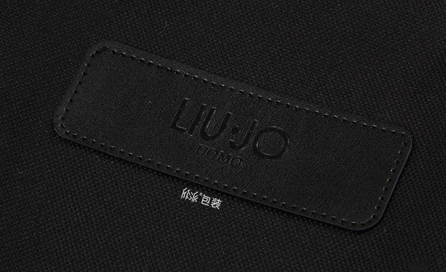 LIUJO牛津布西服套Logo细节