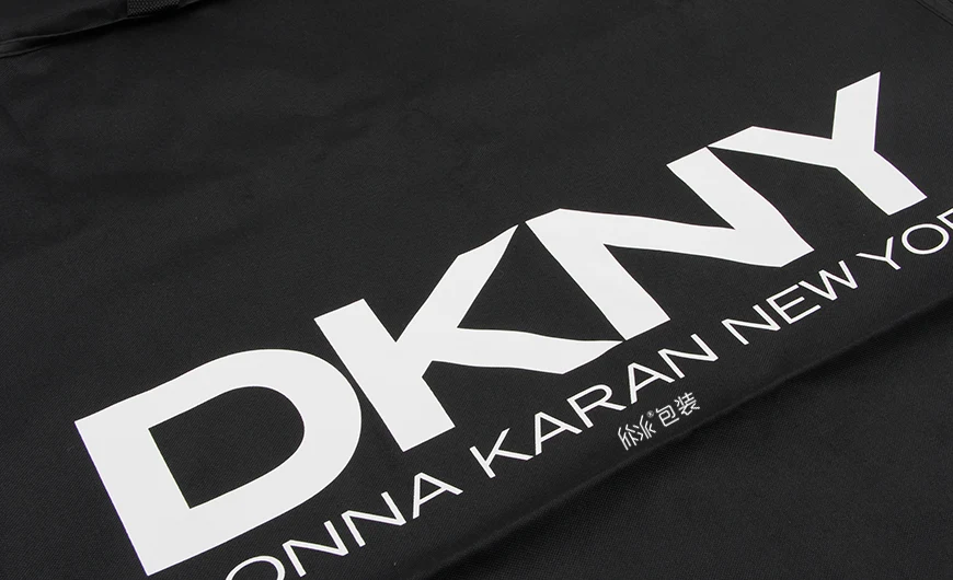 DKNY西服防尘袋Logo细节