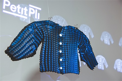 Petit Pli蓝色褶皱衣服