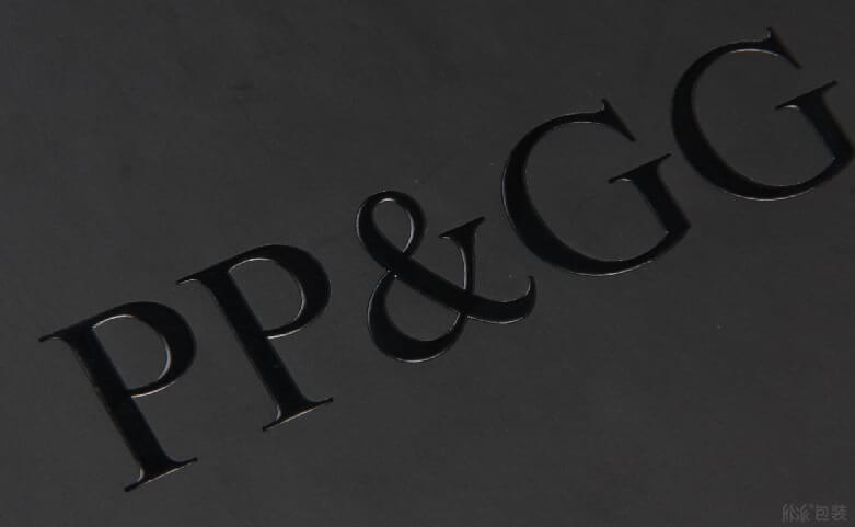 精细的做工,就连边角都十分工整内部盒身,烫黑金宣传网址,为内部裱纸