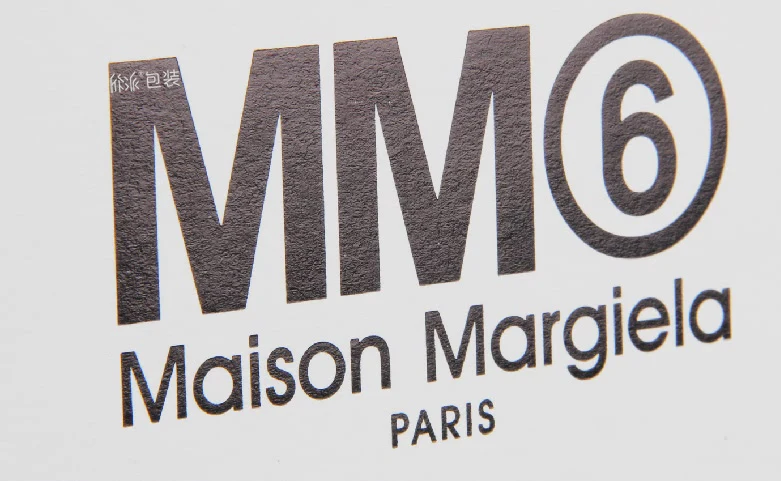 MM服装包装盒磁铁细节Logo细节