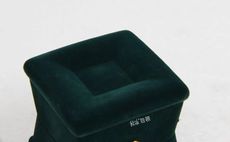 宝石绿戒指盒顶部凹陷设计