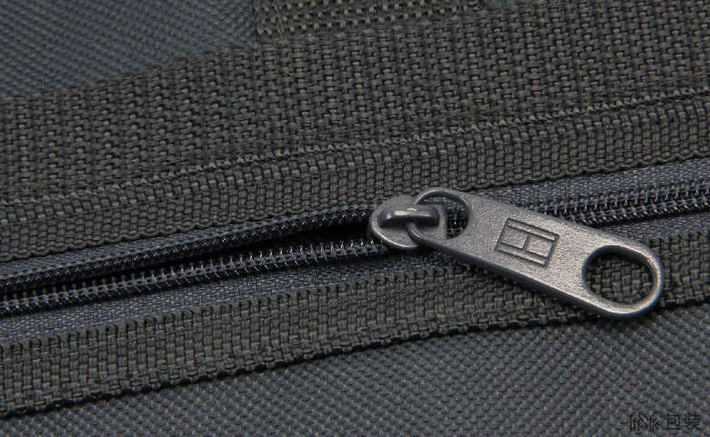 汤米希尔费格th西服防尘套袋拉链细节