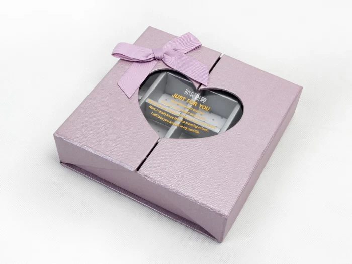 浪漫粉巧克力礼盒心形窗口设计