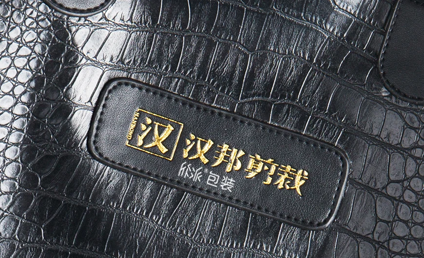 鳄鱼纹皮革西服套Logo细节