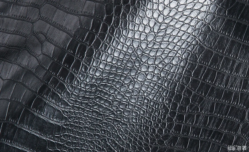鳄鱼纹皮革西服套材质纹路细节